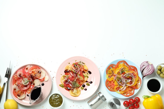 Тарелки с блюдами